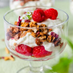 vadelma-granola parfait